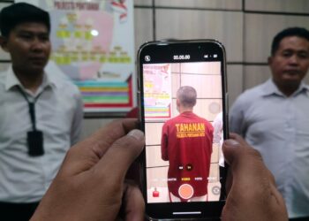 Seorang Tukang Parkir di Kota Pontianak menjadi tersangka usai melakukan pengrusakan mobil milik konsumen Alfamart. Foto HYD Jurnalis.co.id