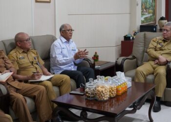 Pj Gubernur Kalbar, Harisson berdiskusi pembangunan kelistrikan dengan General Manager PLN UID Kalbar, Wahyu Jatmiko. Foto: Dokumentasi PLN