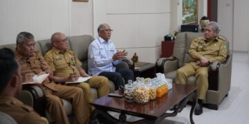 Pj Gubernur Kalbar, Harisson berdiskusi pembangunan kelistrikan dengan General Manager PLN UID Kalbar, Wahyu Jatmiko. Foto: Dokumentasi PLN