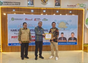 Pj Gubernur Kalbar Harisson memberikan penghargaan dan apresiasi kepada PLN UID Kalimantan Barat yang sudah berkontribusi dalam Peringatan Hari Buruh Internasional, Rabu (01/05/2024). Foto: PLN UID Kalbar