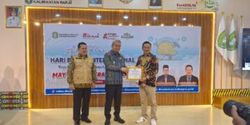 Pj Gubernur Kalbar Harisson memberikan penghargaan dan apresiasi kepada PLN UID Kalimantan Barat yang sudah berkontribusi dalam Peringatan Hari Buruh Internasional, Rabu (01/05/2024). Foto: PLN UID Kalbar