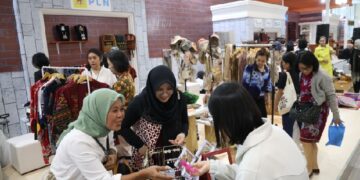 Produk Kerajinan UMK Binaan PLN di INACRAFT 2024 Dibanjiri Peminat