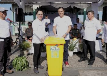 PLN Kalbar Gandeng Stakeholder dan Komunitas Bersihkan Sampah Kawasan Masjid Jami’ hingga Istana Kadariah