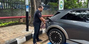 Inovasi Terbaru PLN: Tiang Listrik Dijadikan SPKLU, Ekosistem EV Makin Menarik