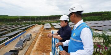 Tinjau PLTS PLN di IKN, Menteri BUMN Pastikan Peringatan HUT RI Gunakan Listrik Hijau