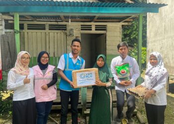 PLN Salurkan Bantuan Paket Sembako untuk Kaum Disabilitas dan Warga Kurang Mampu di Ketapang
