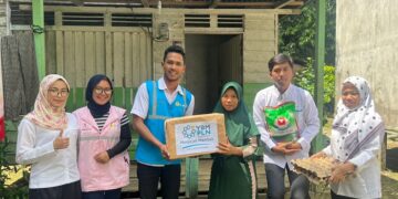 PLN Salurkan Bantuan Paket Sembako untuk Kaum Disabilitas dan Warga Kurang Mampu di Ketapang