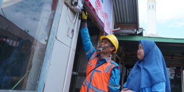 Rayakan HUT ke-79 RI, Donasi Pegawai PLN Nyalakan 7.357 Listrik Gratis bagi Keluarga Kurang Mampu