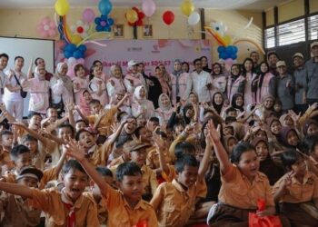 Peringati Hari Anak Nasional, Srikandi PLN Grup Kalbar Bantu Fasilitas Belajar di SDN 67 Singkawang