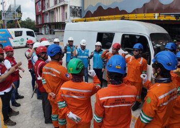 Menjaga Listrik Tetap Menyala, Tim PDKB PLN UID Kalbar Lakukan Pekerjaan Dalam Keadaan Listrik Bertegangan