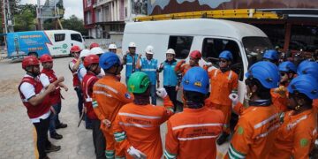 Menjaga Listrik Tetap Menyala, Tim PDKB PLN UID Kalbar Lakukan Pekerjaan Dalam Keadaan Listrik Bertegangan