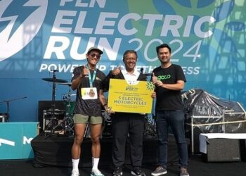 Lima Pengemudi Ojol Prasejahtera Peroleh Motor Listrik di PLN Electric Run 2024