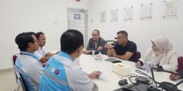 Manager PLN UP3 Mempawah (kedua dari kanan) sedang mempresentasikan keandalan pasokan listrik saat ini di wilayah Kabupaten Mempawah, Rabu, 8 Januari 2025. Foto: Dokumentasi PLN