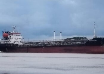 Tanker Pengangkut BBM Pertamina ‘Kencing’ di Sungai Kapuas Pontianak, 4 Ton Pertalite Disita Polisi