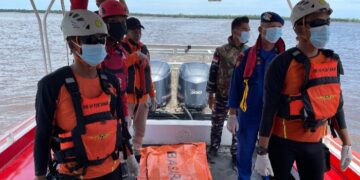 Dua Kapal Tenggelam di Muara Jungkat, Iwan Ditemukan Tewas Mengapung