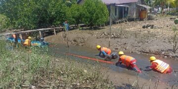 Kerja Nyata di Hari Buruh, PLN Rawat Jaringan Listrik di Desa Sepuk Laut