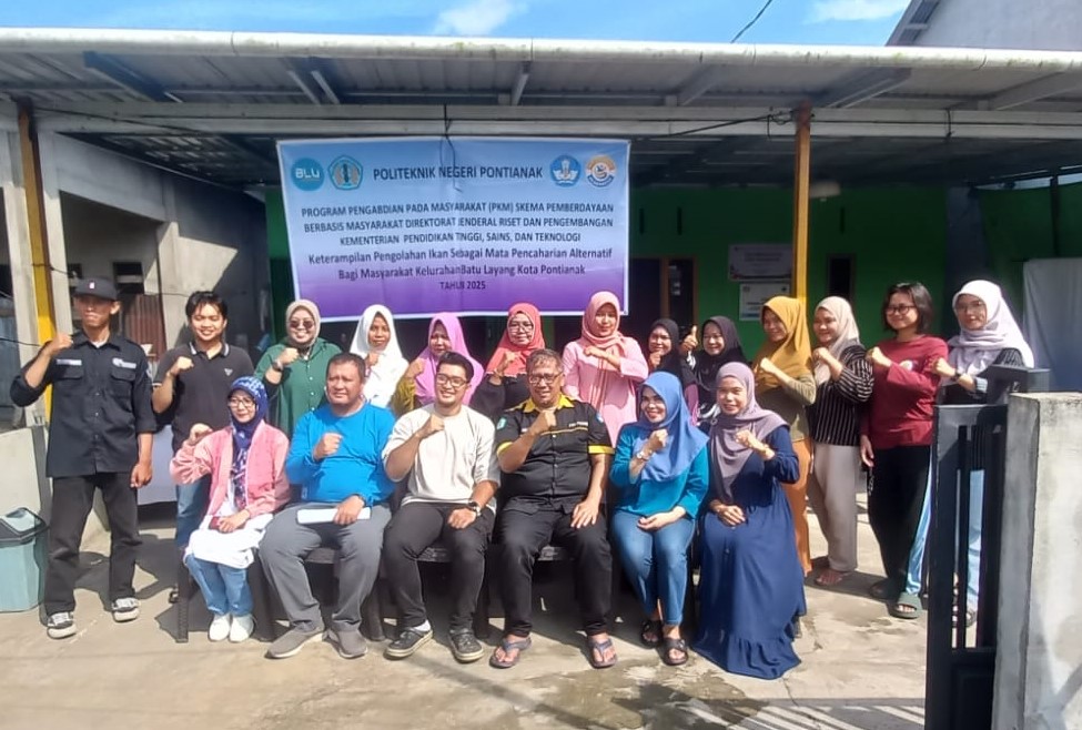 Dosen Ilmu Kelautan dan Perikanan Polnep bersama Kelompok Dasawisma Bougenvile usai pelatihan mengolah ikan segar menjadi barang jadi. Foto: Jurnalis.co.id