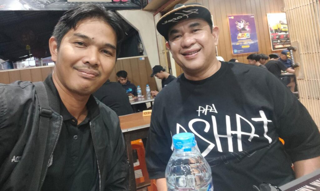 Kanda dan Dinda Kundori (kiri) bersama Zulmansyah Sekedang sewaktu menikmati kopi khas Pontianak di Warkop Asiang.