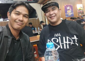 Kanda dan Dinda Kundori (kiri) bersama Zulmansyah Sekedang sewaktu menikmati kopi khas Pontianak di Warkop Asiang.
