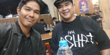 Kanda dan Dinda Kundori (kiri) bersama Zulmansyah Sekedang sewaktu menikmati kopi khas Pontianak di Warkop Asiang.