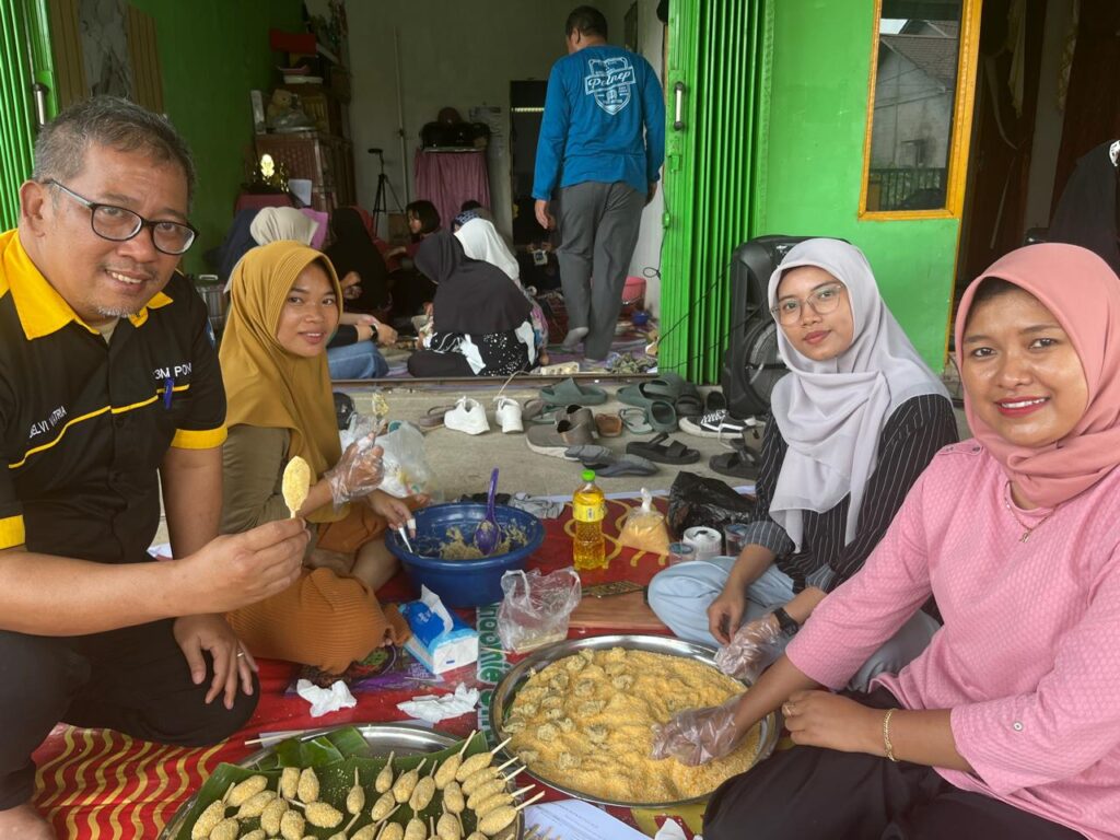 Ketua Pelaksana Kegiatan PKM Polnep, Dr Belvi Vatria (paling kiri) memperlihatkan Kaki Naga Ikan yang diolah dari ikan Sungai. Foto: Jurnalis.co.id