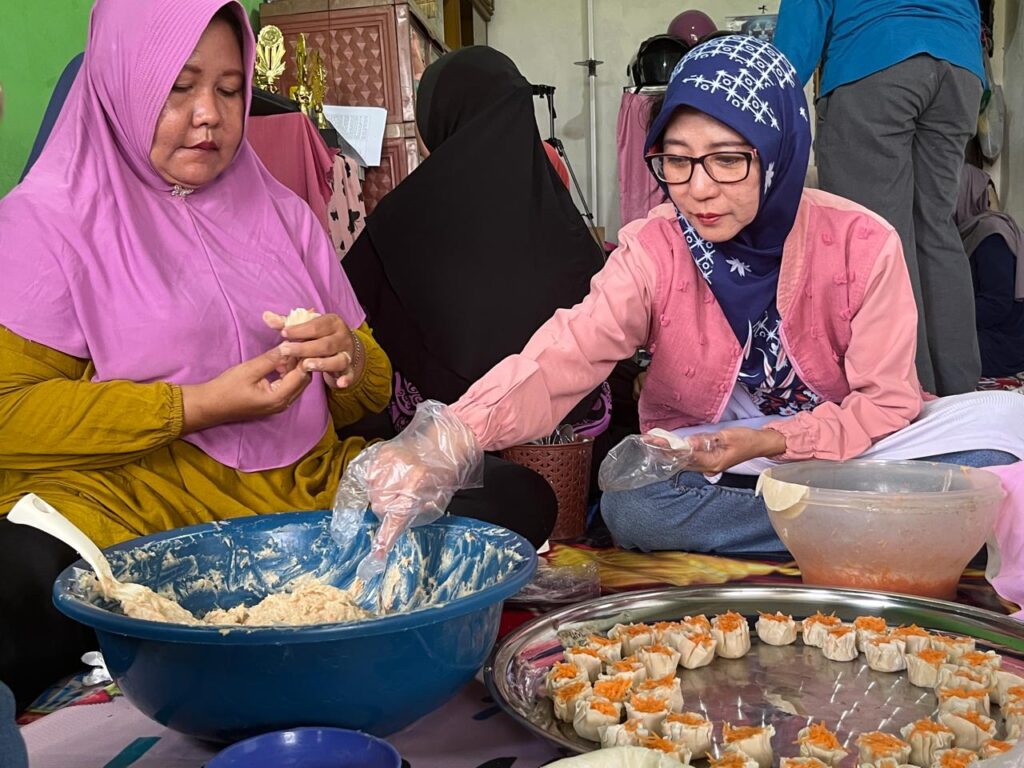 Wakil Direktur Polnep, Linda Suherman mengajari ibu-ibu membuat Dimsum Ikan. Foto: Jurnalis.co.id