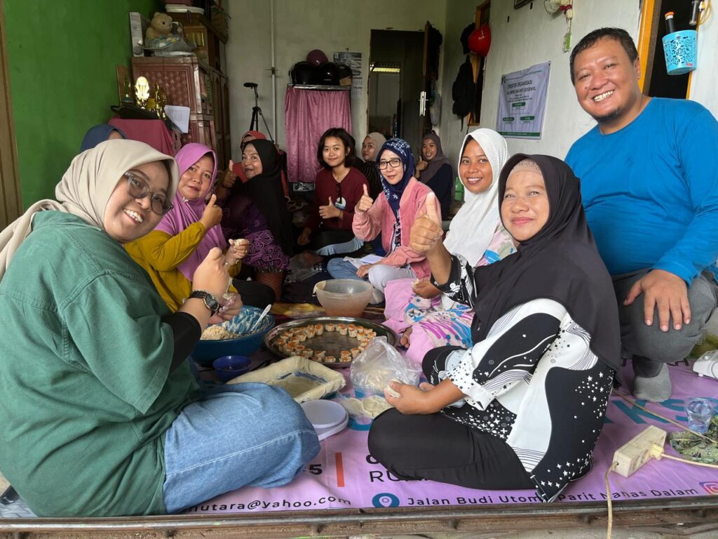 Koordinator Program Studi Pengolahan dan Penyimpanan Hasil Perikanan Polnep, Dr Teguh Setyo Nugroho (paling kanan) bersama ibu-ibu yang tergabung di Kelompok Dasawisma Bougenvile. Foto: Jurnalis.co.id