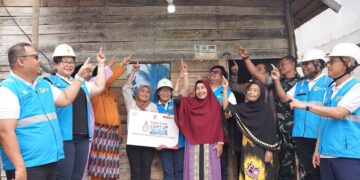 Hadiah HUT ke-80 RI, PLN Sambungkan Listrik Gratis Bagi 80 Keluarga di Kalbar