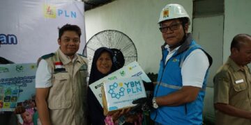 PLN Nyalakan Harapan Warga Pra-Sejahtera di Desa Rasau Jaya Tiga, Kubu Raya