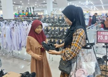 Tebar Kebahagiaan Ramadan, YBM PLN Kalbar Ajak 284 Anak Yatim Dhuafa Belanja Baju Lebaran