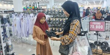 Tebar Kebahagiaan Ramadan, YBM PLN Kalbar Ajak 284 Anak Yatim Dhuafa Belanja Baju Lebaran