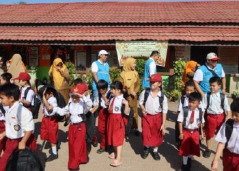Danantara – PLN Salurkan 2.500 Paket Sekolah di Kalbar, Perkuat Akses Pendidikan dan Semangat Belajar Generasi Muda