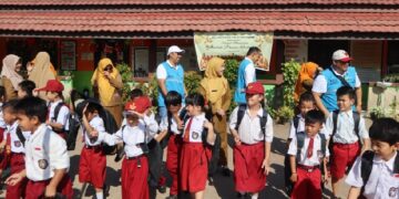 Danantara – PLN Salurkan 2.500 Paket Sekolah di Kalbar, Perkuat Akses Pendidikan dan Semangat Belajar Generasi Muda