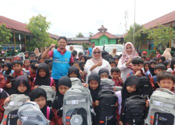 Bangkitkan Semangat Belajar, Danantara dan PLN Salurkan 262 Paket Perlengkapan Sekolah di Sungai Raya