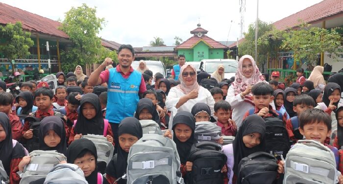 Bangkitkan Semangat Belajar, Danantara dan PLN Salurkan 262 Paket Perlengkapan Sekolah di Sungai Raya