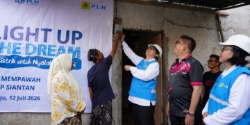 Program Light Up The Dream, PLN UID Kalbar Hadirkan Terang Bagi Tujuh Keluarga di Wajok Hilir
