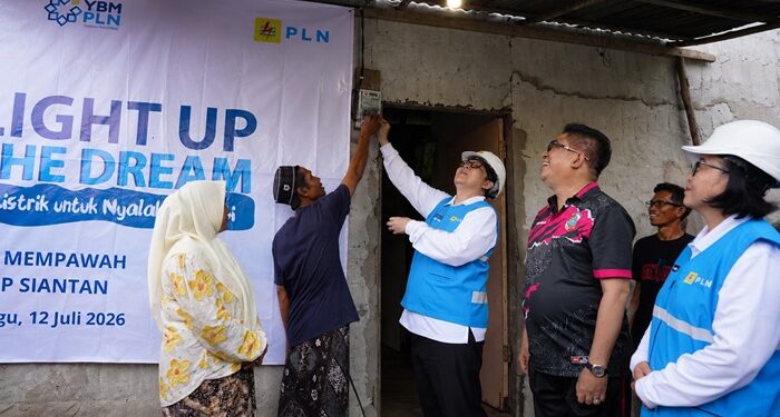 Program Light Up The Dream, PLN UID Kalbar Hadirkan Terang Bagi Tujuh Keluarga di Wajok Hilir