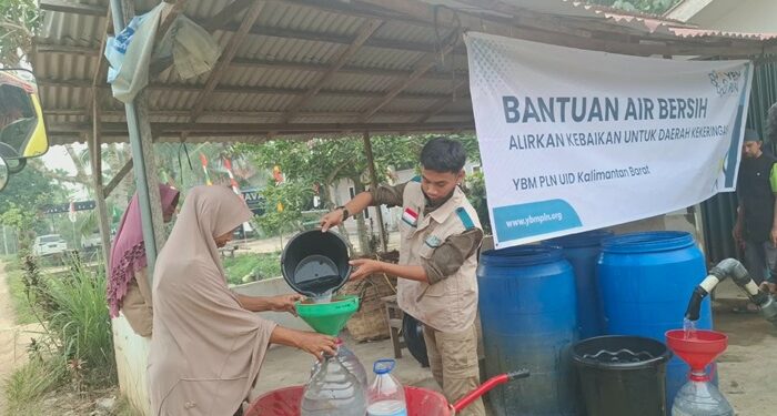 YBM PLN Kalbar Salurkan 64 Ribu Liter Air Bersih untuk Warga di 10 Lokasi