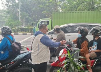 Peduli Warga Terdampak Kabut Asap, YBM PLN UID Kalbar dan Aliansi Masyarakat Melayu Bagikan Ribuan Masker