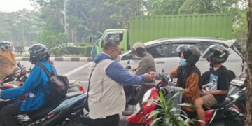 Peduli Warga Terdampak Kabut Asap, YBM PLN UID Kalbar dan Aliansi Masyarakat Melayu Bagikan Ribuan Masker