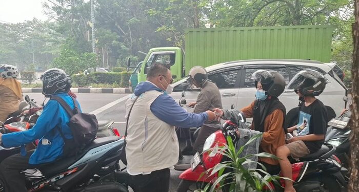 Peduli Warga Terdampak Kabut Asap, YBM PLN UID Kalbar dan Aliansi Masyarakat Melayu Bagikan Ribuan Masker